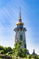 cruz de igreja cristã em torre alta para orações foto