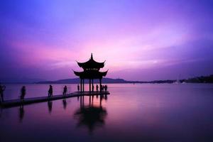 Templo de Westlake com pôr do sol em Hangzhou foto