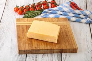 pedaço de queijo orgânico natural a bordo foto