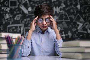 o professor sentou-se pensando em ensinar na sala de aula foto