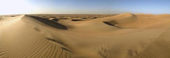 deserto vazio com dunas de areia e sem estradas