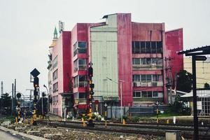 bogor, west java, indonésia, 2 de maio de 2022. encruzilhada com trilhos de trem na cidade de bogor, indonésia foto