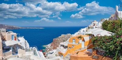 cidade de oia à beira-mar na ilha de santorini em dia ensolarado de verão, grécia. paisagem grega paisagem urbana, destino de férias de verão foto