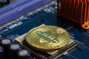 placa de processador eletrônico de computador bitcoin ouro foto