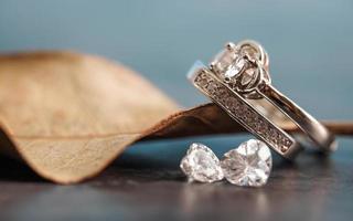closeup de um anel de noivado de diamante colocado em uma folha. conceito de amor e casamento.