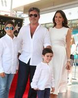 los angeles 22 de agosto, adam silverman, simon cowell, eric cowell, lauren silverman na cerimônia da estrela simon cowell na calçada da fama de hollywood em 22 de agosto de 2018 em los angeles, ca foto