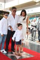 los angeles 22 de agosto, adam silverman, simon cowell, eric cowell, lauren silverman na cerimônia da estrela simon cowell na calçada da fama de hollywood em 22 de agosto de 2018 em los angeles, ca foto