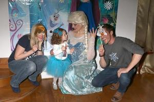 26 de novembro de los angeles, adrienne frantz, amelie bailey, imitadora de elsa, scott bailey na festa de aniversário de 2 anos de amelie bailey em residência particular em 26 de novembro de 2017 em studio city, ca foto