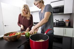 casal caucasiano cozinhar macarrão juntos na cozinha
