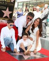 los angeles 22 de agosto, adam silverman, simon cowell, eric cowell, lauren silverman na cerimônia da estrela simon cowell na calçada da fama de hollywood em 22 de agosto de 2018 em los angeles, ca foto