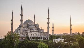 pôr do sol sobre a mesquita azul no distrito de sultanahmet, Istambul, Turquia. foto