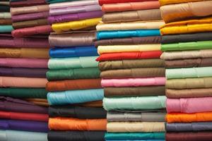 tecidos coloridos empilhados