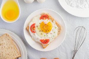 pão colocado com ovo frito com tomate, farinha de tapioca. foto