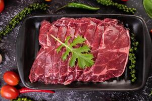 carne de porco usada para cozinhar com pimenta, tomate, manjericão e sementes de pimenta fresca. foto