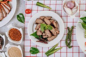 fatias de fígado grelhadas com cenoura, pimentão, cebolinha e hortelã. foto