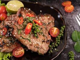 bife de porco coberto com gergelim branco e sementes de pimenta fresca. foto