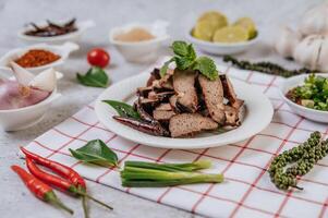 fatias de fígado grelhadas com cenoura, pimentão, cebolinha e hortelã. foto