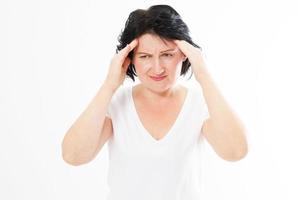 uma mulher de meia-idade com dor de cabeça segurando a cabeça, isolada no espaço de cópia de fundo branco foto