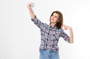 selfie de bela bonita elegante glamour alegre adorável atraente morena menina mulher com cabelos longos em camisa jeans casual, mostrando dois dedos, isolados sobre fundo branco. foto