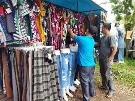 Kasongan, Indonésia. 7 de maio de 2022 - lance do comprador em roupas foto