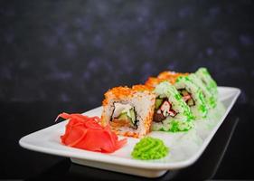rolo de sushi em fundo escuro foto