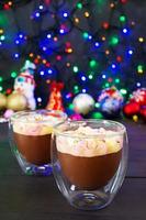 xícara de chocolate quente com marshmallows em fundo de natal foto