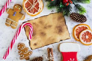 doces de natal, biscoitos de gengibre em fundo de madeira. fundo de natal foto