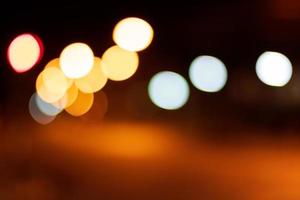 bokeh blur, faróis de carro na estrada de luz laranja. foto