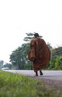 monge voltou para a estrada. foto