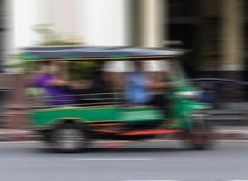 movimento de tuk tuk turva. foto