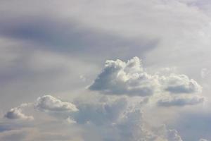 cenário retroiluminado de nuvens fofas. foto