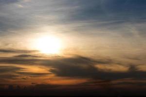 luz brilha com nuvens escuras. foto