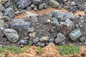 pilha de grandes pedras de granito perto da grama. foto
