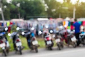 borrão de motocicleta estacionado no mercado. foto