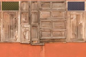 janelas de madeira velhas em muitas formas. foto