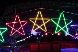 lâmpada de estrela colorida à noite. foto