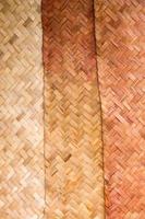 paredes de bambu tecidas se sobrepõem. foto