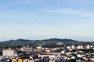 edifícios, florestas, montanhas, céu. foto