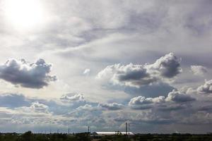 nuvens retroiluminadas de paisagem. foto