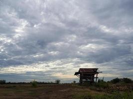 casa de campo com nublado. foto