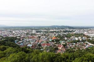 vista de cima da cidade e da montanha. foto