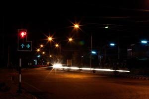 luz verde - luz vermelha para acender lâmpadas nas ruas à noite. foto