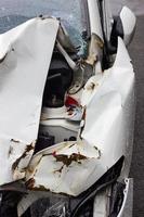 acidente de carro branco close-up. foto