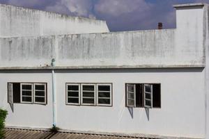 janelas antigas com blocos de concreto. foto