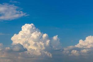 paisagem de céu azul com nuvens brancas e nublado. foto