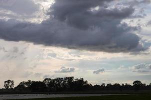 nublado sobre o campo à tarde. foto