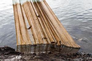 rede de peixe pegando perto de barro. foto