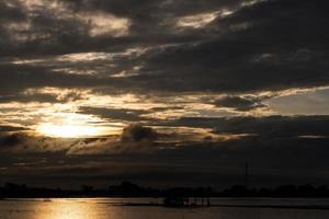 nascer do sol com luz da manhã e inundação. foto