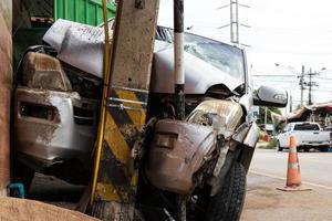 carro colidiu com poste de energia. foto