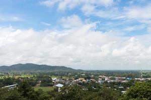 aldeia de encosta com céu. foto